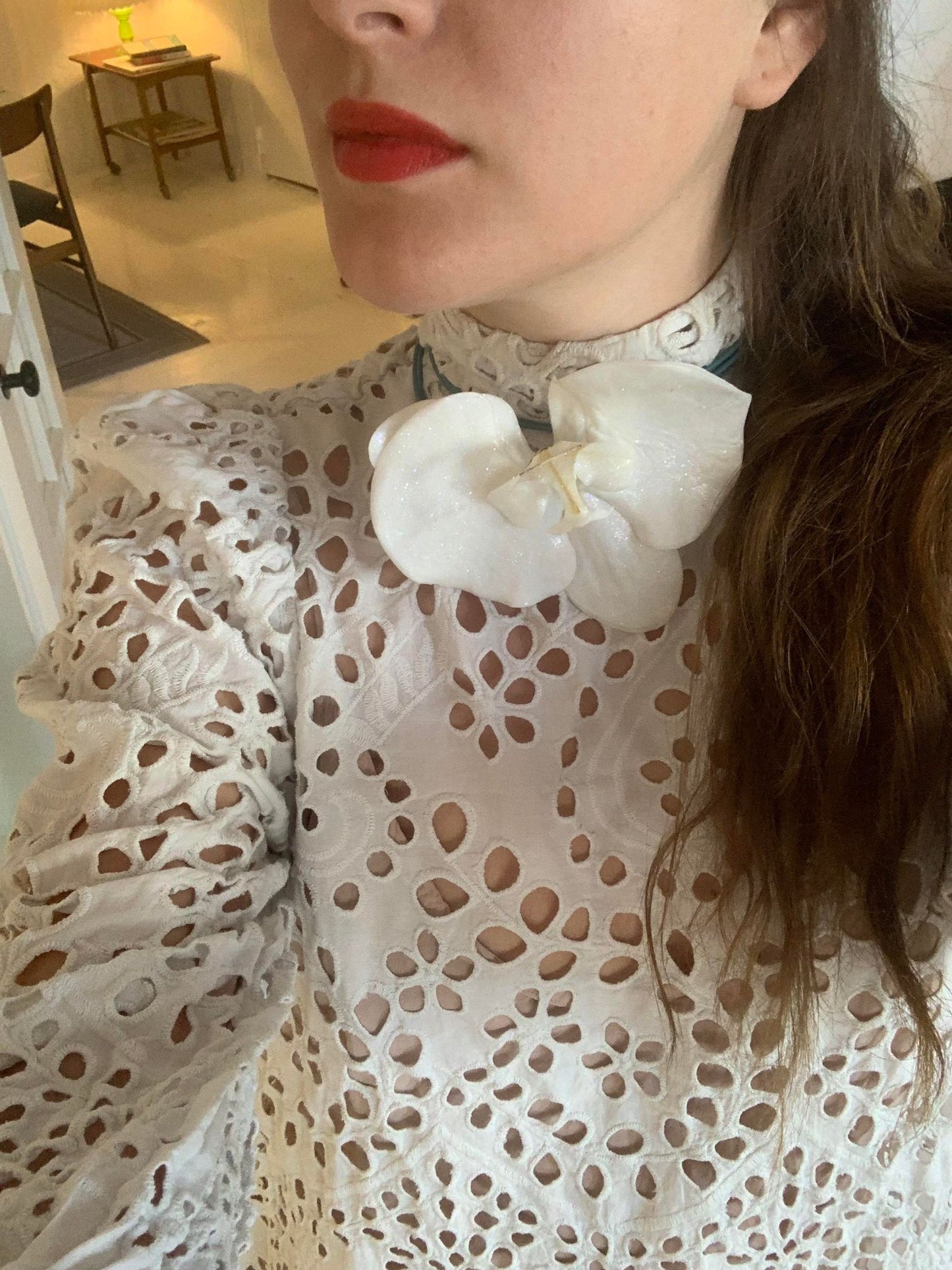 Snow white glitter Orchid Choker with white leather string (XL)