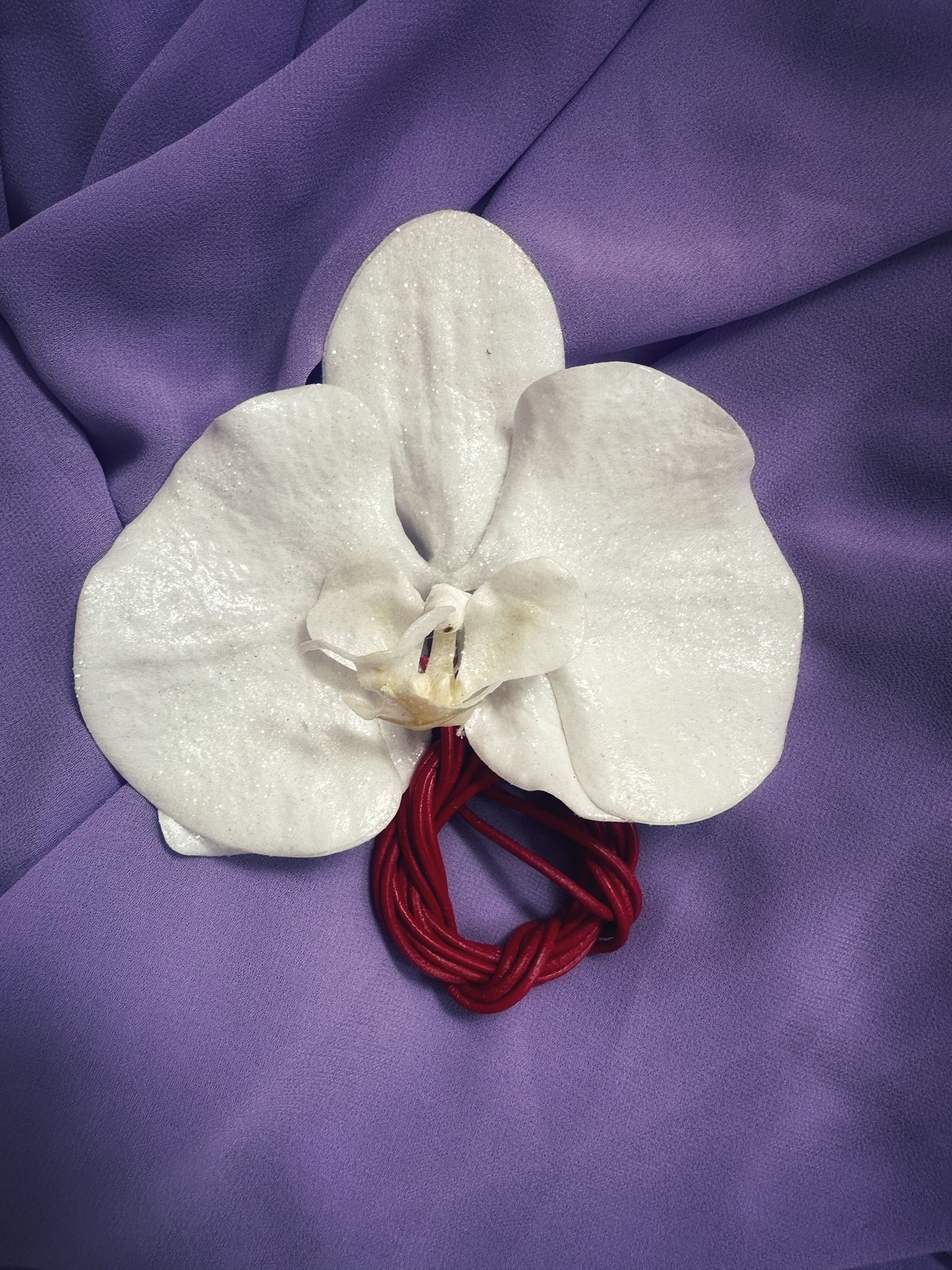 Snow white glitter Orchid Choker with red leather string (XL)