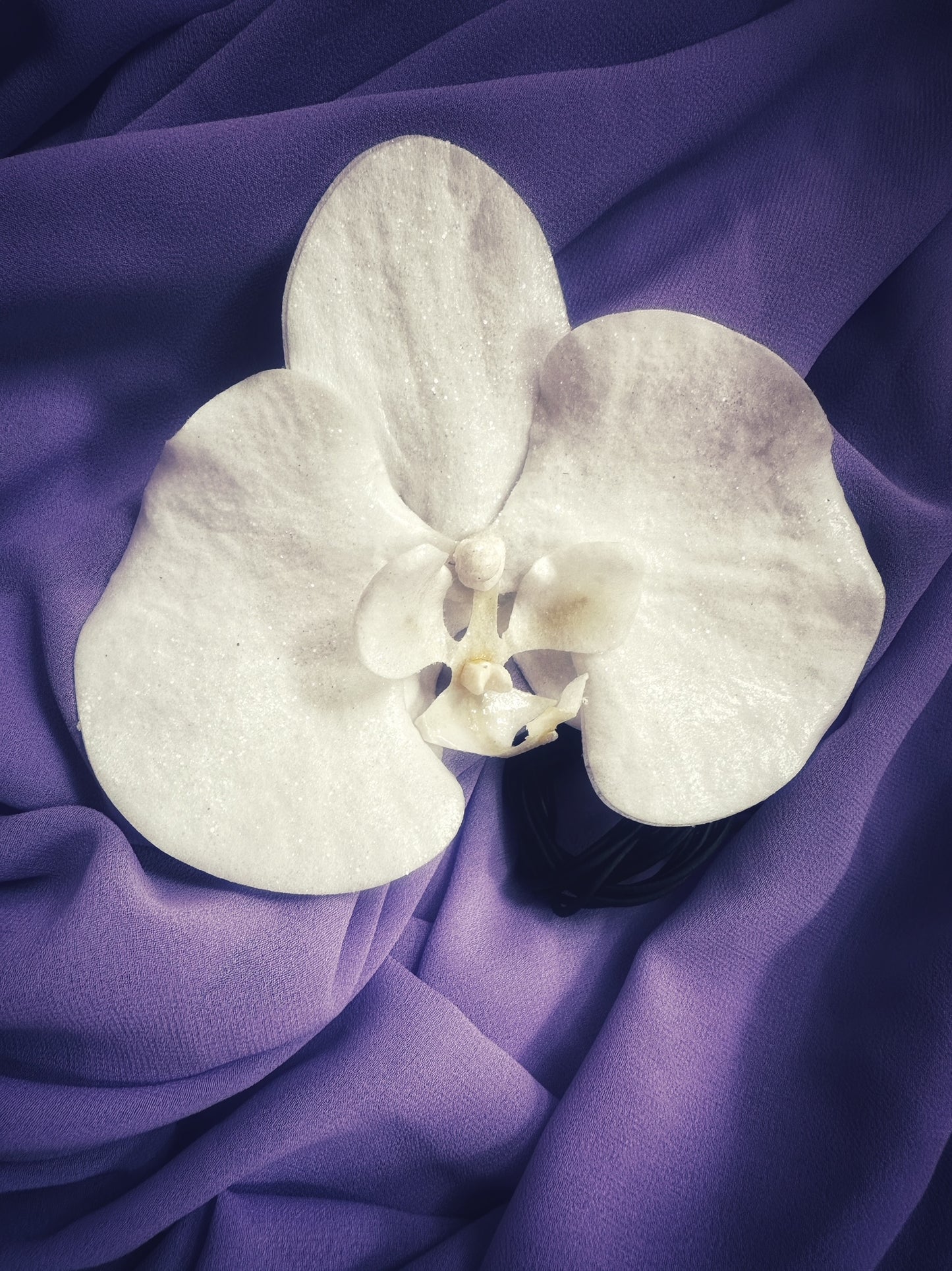 Snow white glitter Orchid Choker with black leather string (XL)