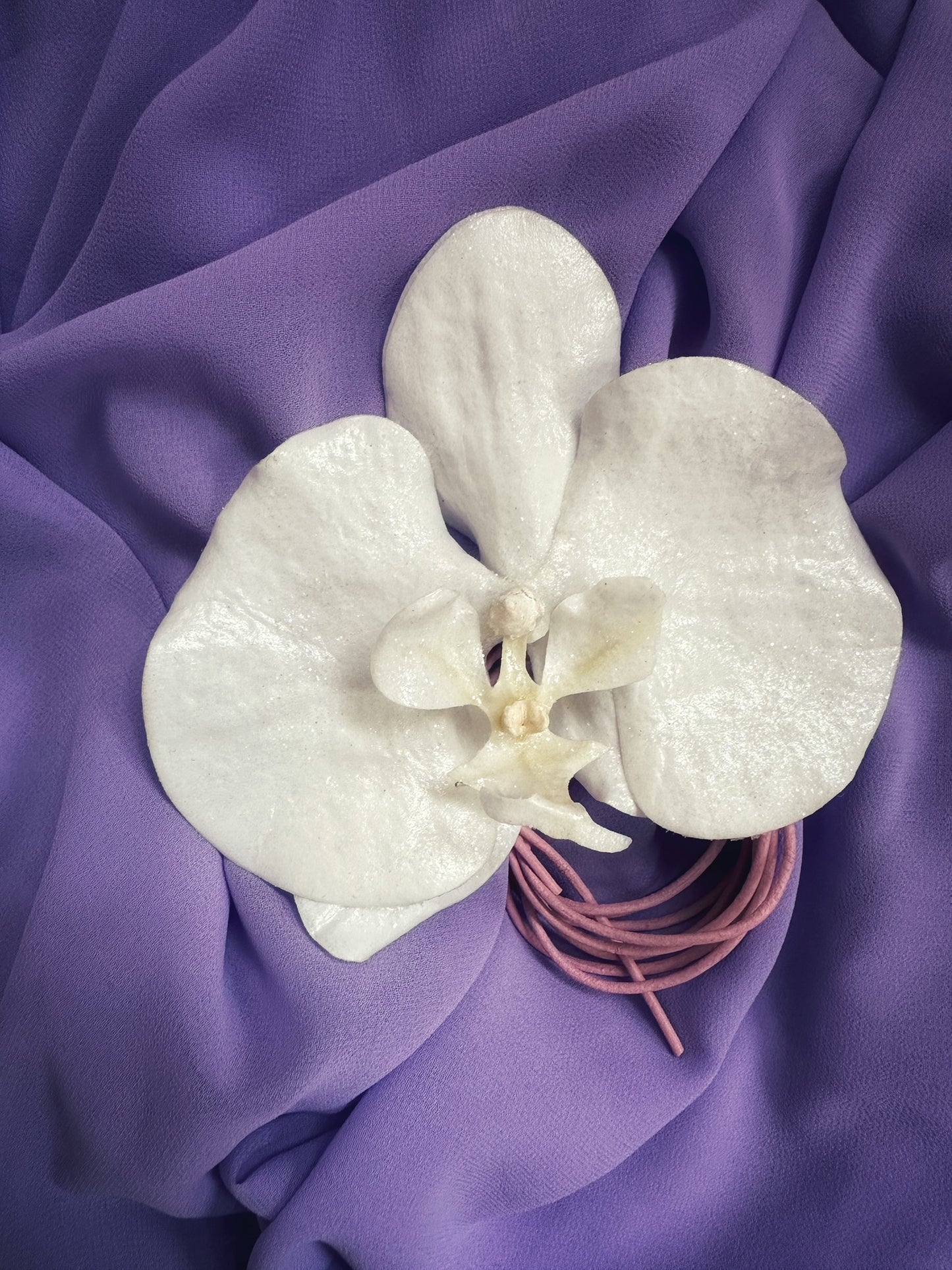 Snow white glitter Orchid Choker with pink leather string (XL)