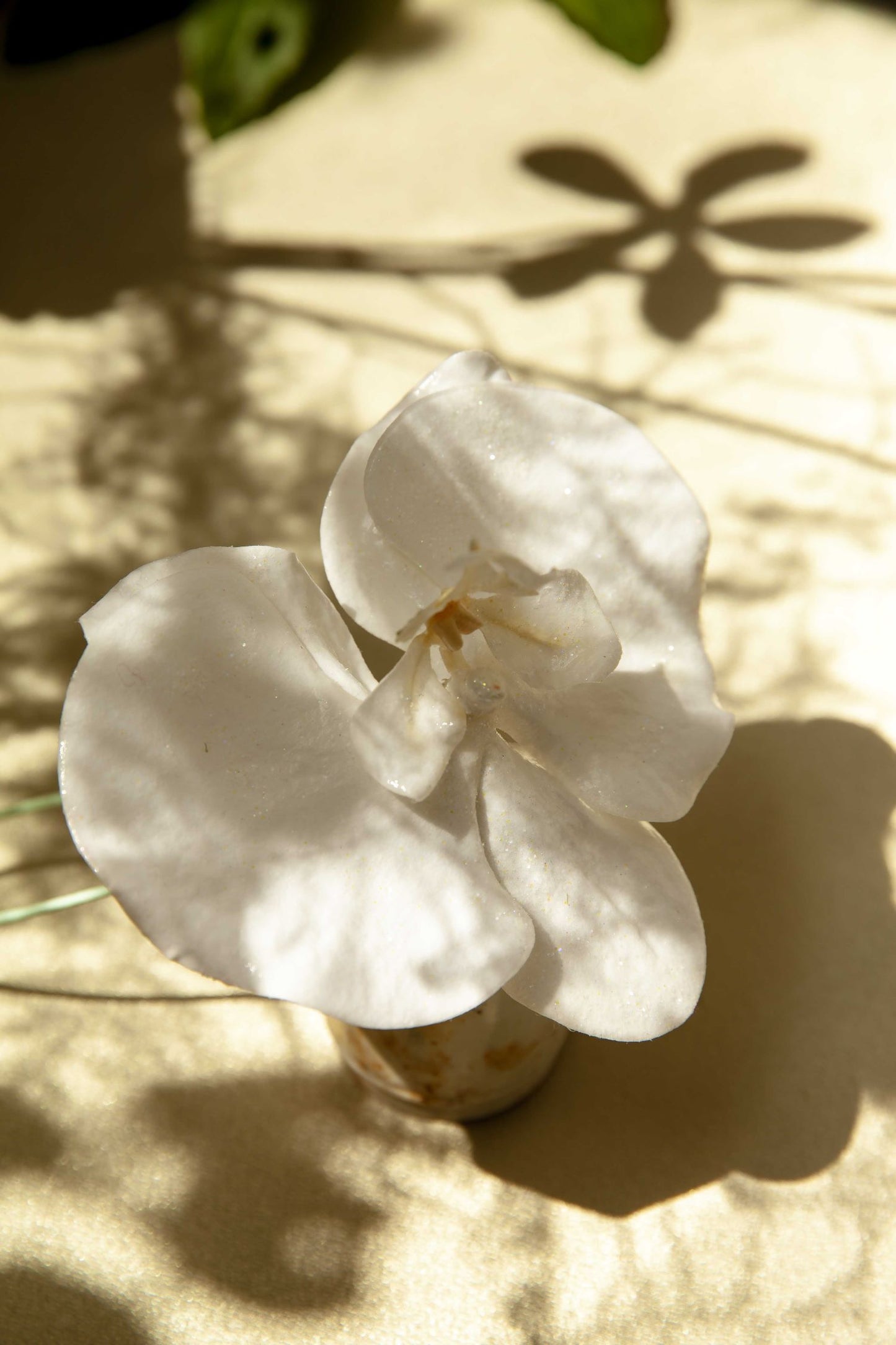 Snow white glitter Orchid Choker with white leather string (XL)