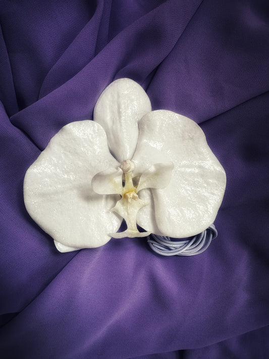 Snow white glitter Orchid Choker with light blue leather string (XL)
